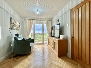 Sitting Room- click for photo gallery